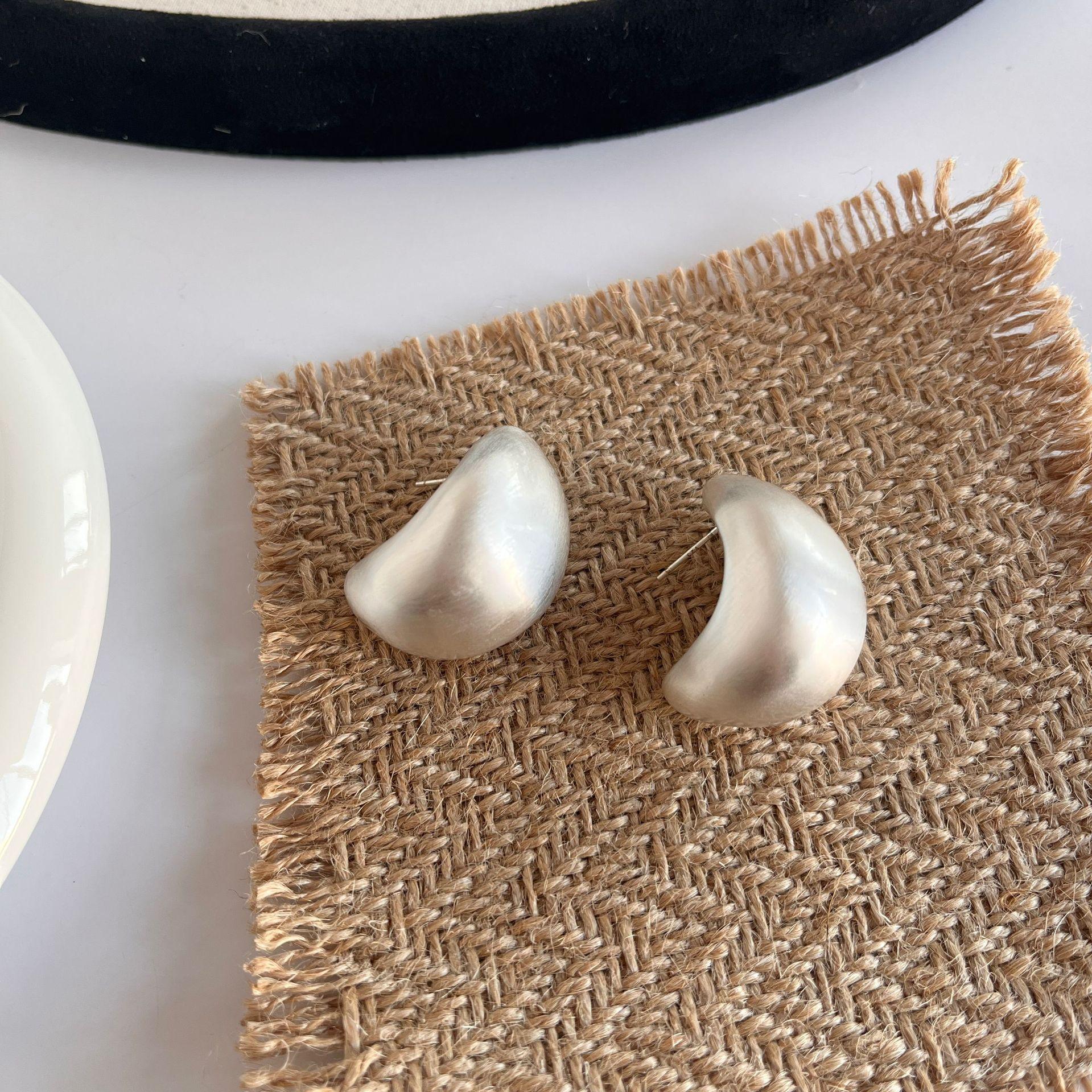 

Нишевый дизайн, капли воды, широкие дугообразные серьги-гвоздики из вручную отполированного серебра, легкая роскошь, простые и высококачественные блестящие дугообразные серьги.