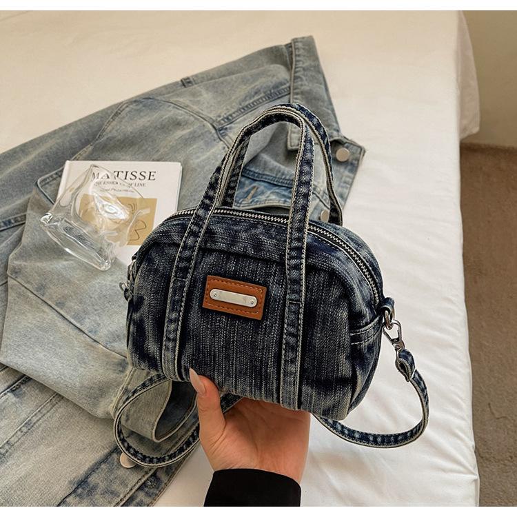 

Korean version of fashion denim shoulder commuter bag women s 2025 summer trendy new large-capacity messenger bag shell bag джинсовий синього кольору