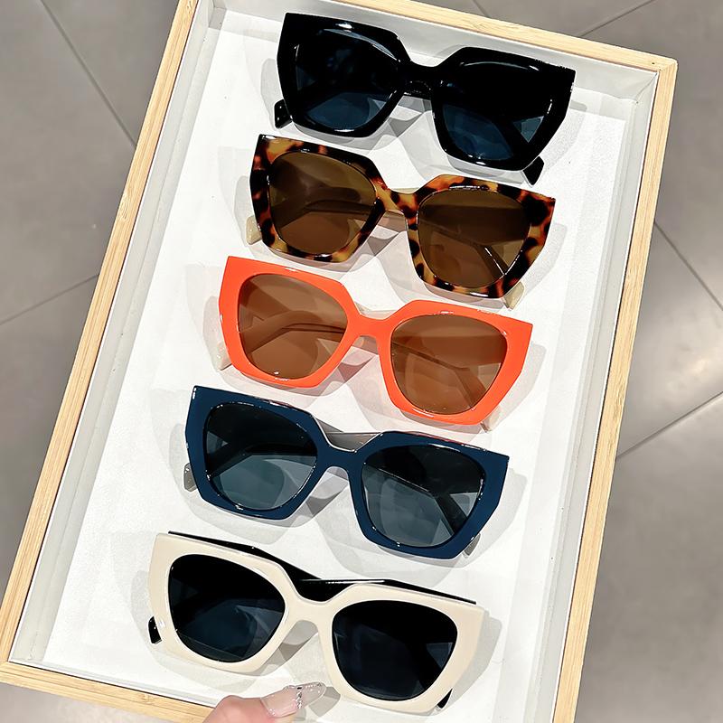 Square-framed Versatile Sunglasses with Unique Diamond-shaped Legs Are Fashionable and Trendy Travel Photography Accessories