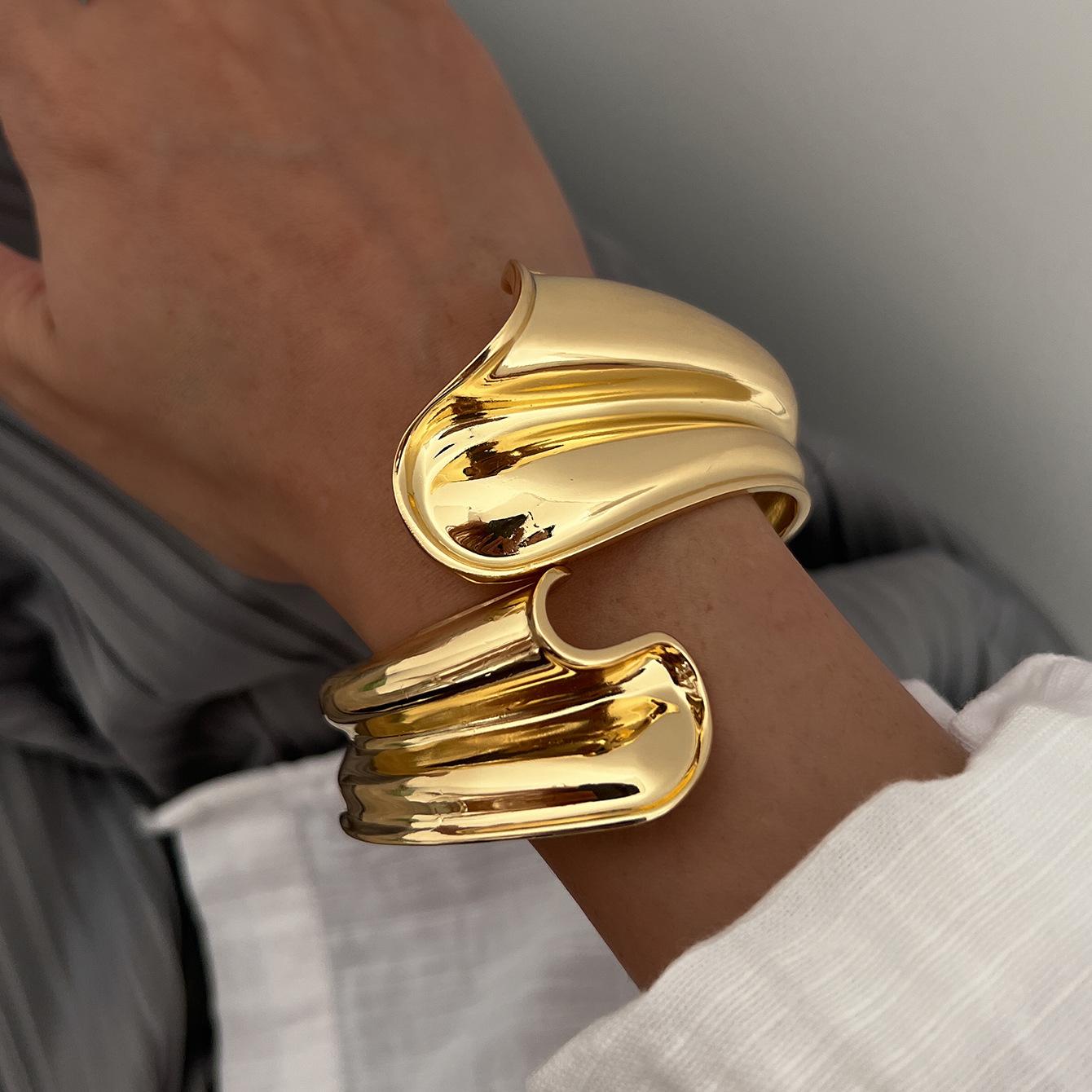 

Трендовый преувеличенный браслет, нишевый свет, роскошь, высококачественные ювелирные изделия, женский плиссированный браслет с зеркалом, открывающийся