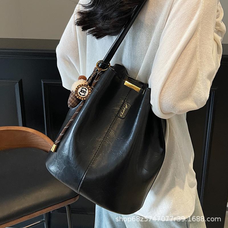 Manufacturer Trend 2025 New Winter Casual Fashion Bucket Vintage Shoulder Bag Versatile Armpit Handbag