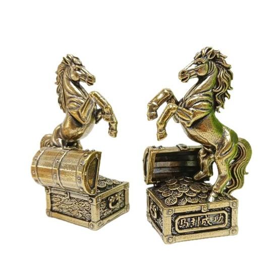 Feng Shui Messing Pferdestatue Pferd auf Münzen tretend Chinesisches Neujahr Tischdekoration Tierkreis Glückspferd Skulptur mit Schatz