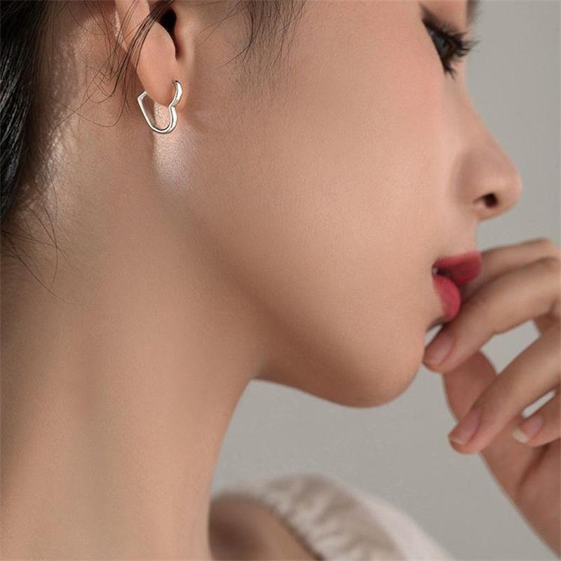 

1Pair Versatile Smooth Love Heart Hoop Earrings For Women Girls Simple Cute Heart Circle Ear Buckle Jewelry Gifts