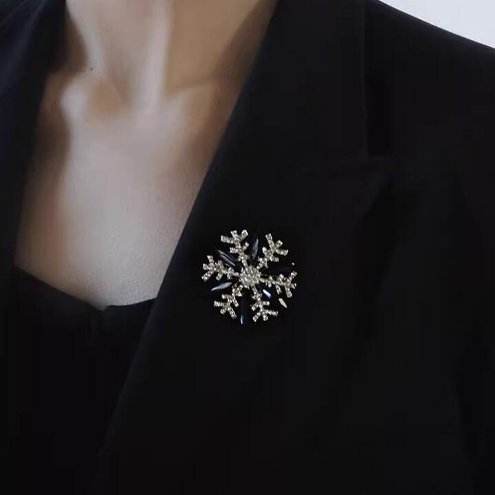 

Брошь для костюма и платья, подходит для длительного ношения и длительного использования в качестве украшения для вашей семьи и друзей One Size белый