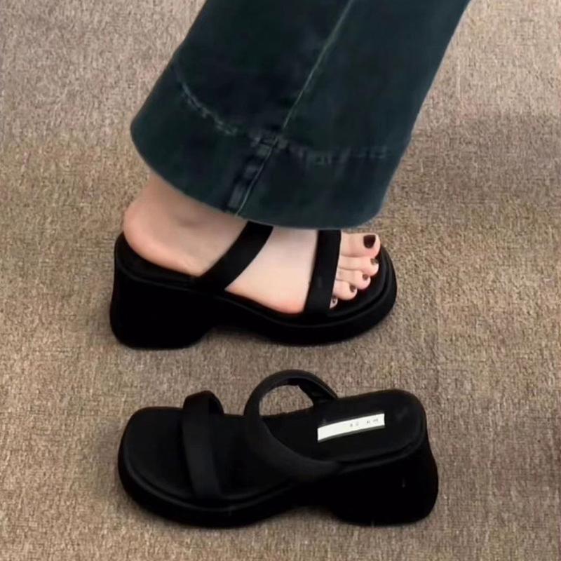 In the Spring and Autumn of 2025, the New Thick-soled One-word Slippers Will Be Worn Outside, and the Casual Muffin Bottom Will Be Simple and Show Lo