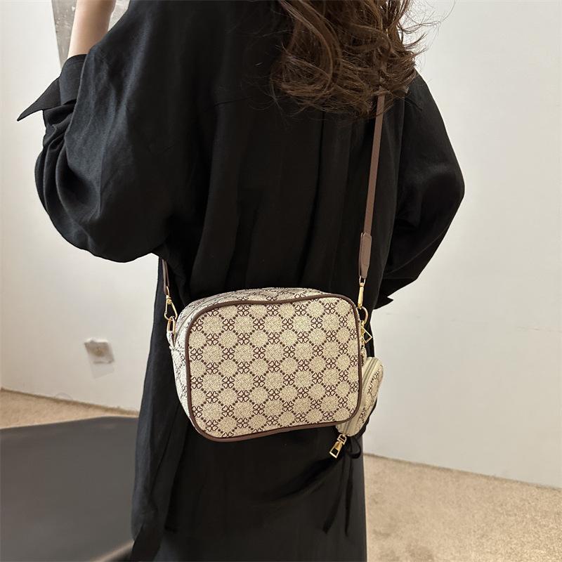 This Year's Popular Fashion Korean Version of Retro Niche Design Commuter Shoulder Messenger Bag Temperament Small Square Bag High Value Women