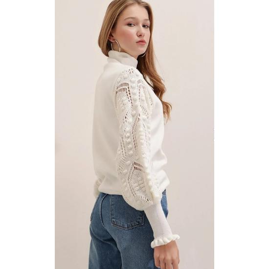 Weißer Damenpullover mit halben Schildkrötenärmeln und Spitze