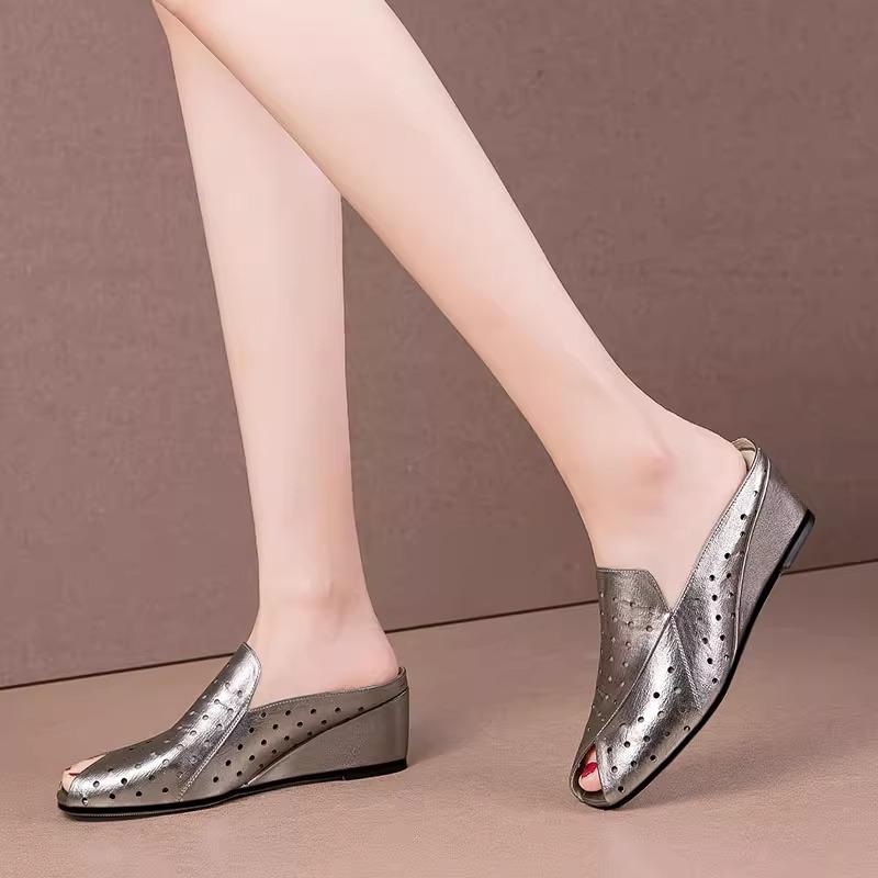 Damen 2025 Sommer neue faule Hausschuhe bequeme Sandalen hohler mittlerer Absatz Keilabsatz Damenschuhe