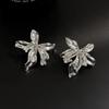 Modische Zirkon Silberfarbene Blume Unregelmäßige Ohrringe für Damen Exquisite Eingelegte Steckerohrringe Übertriebene Schmuckaccessoires
