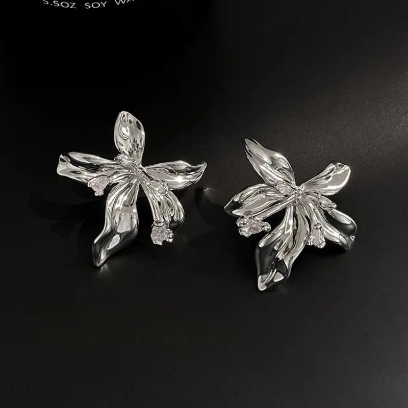 Modische Zirkon Silberfarbene Blume Unregelmäßige Ohrringe für Damen Exquisite Eingelegte Steckerohrringe Übertriebene Schmuckaccessoires
