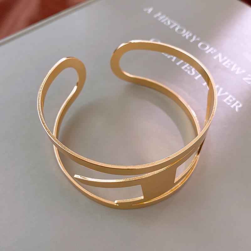 

Elegant Double-Layer Metal Armlet Bracelet - European and American Style, Fashionable High-End Bangle.
