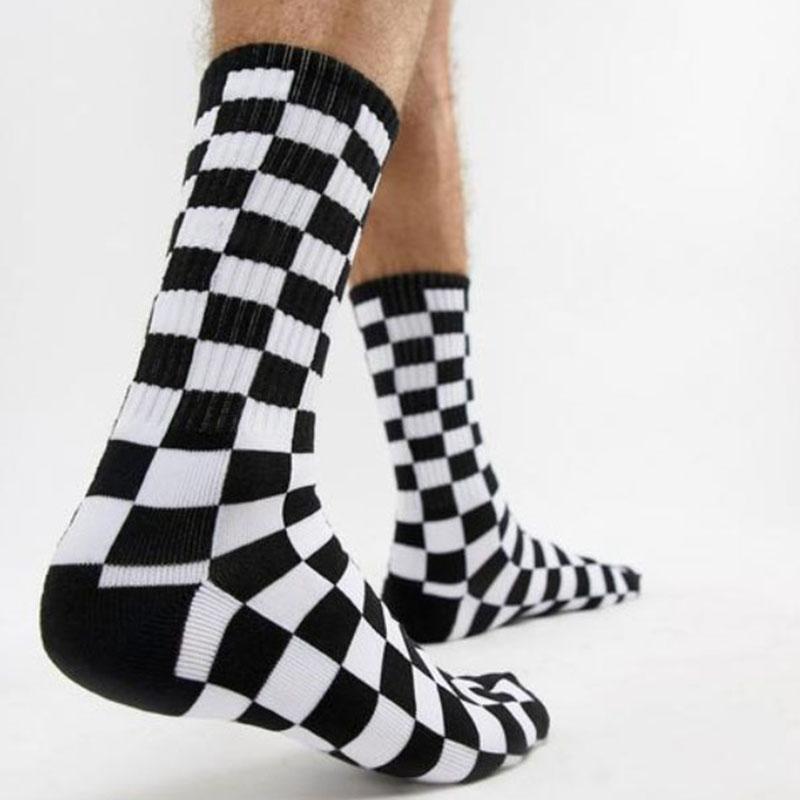 1 paire de chaussettes amusantes de skateboard hip hop à carreaux et flammes éclair pour hommes