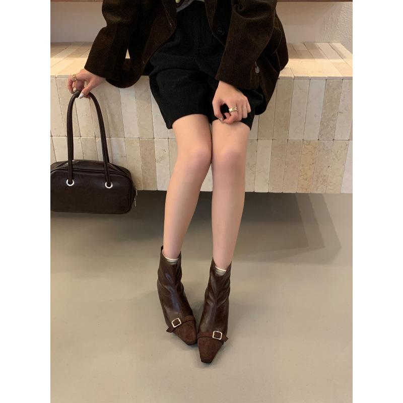 

2025 new suede brown Maillard square head inner height increase soft sole fashionable versatile button thin short boots 39 темно-коричневого