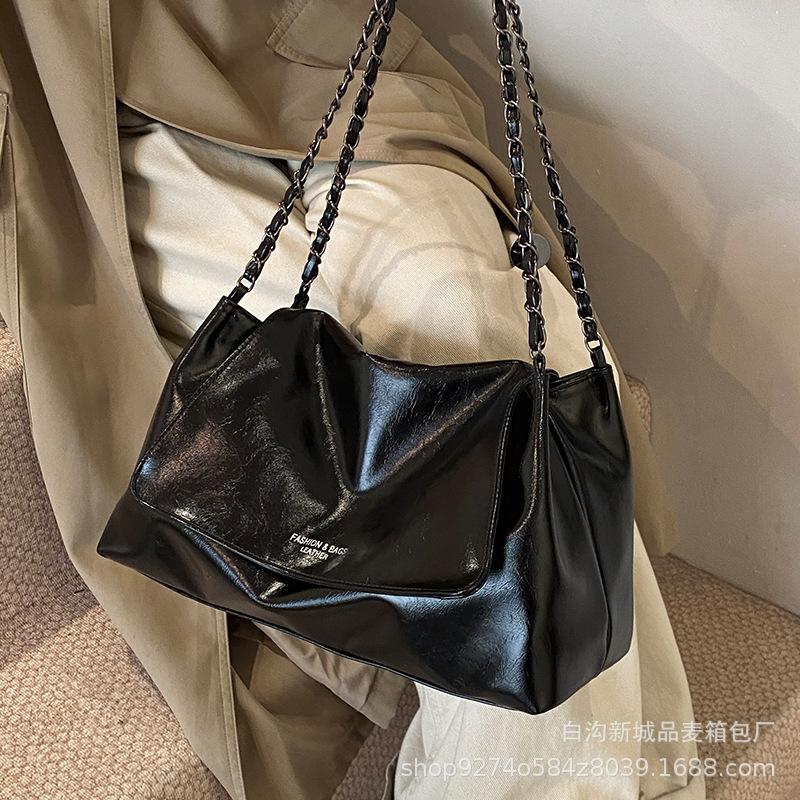 Autumn and Winter Retro 2025 New Chain Shoulder Messenger Bag Large Capacity Bag Women Commuter Tote Bag Women
