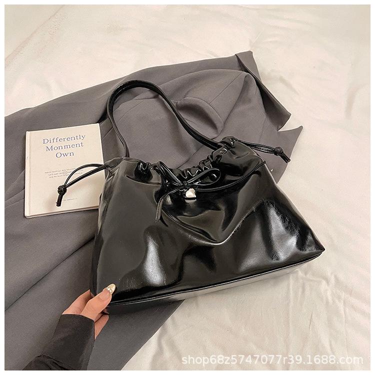 Premium bundle tote bag 2025 spring and summer new Korean version large-capacity shoulder women's bag fashionable commuter armpit bag