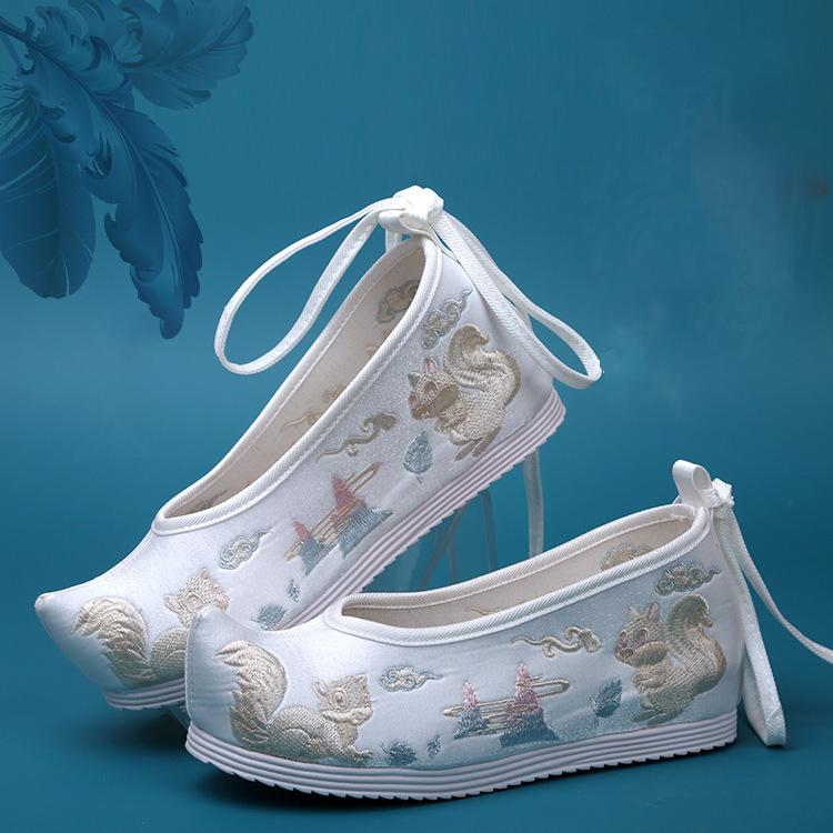 Women's Interior Height Increasing Shoes Hand Embroidered Hanfu Shoes for Women Traditional Chinese Wedding Dance Flats CanvasShoes with Pattern
