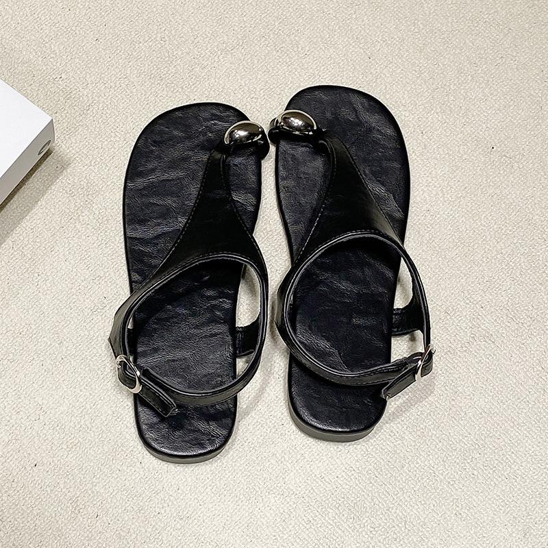 Retro flat-bottomed metal sleeve toe buckle with sandals women's 2025 summer new fashionable versatile foot-pinching cool slippers