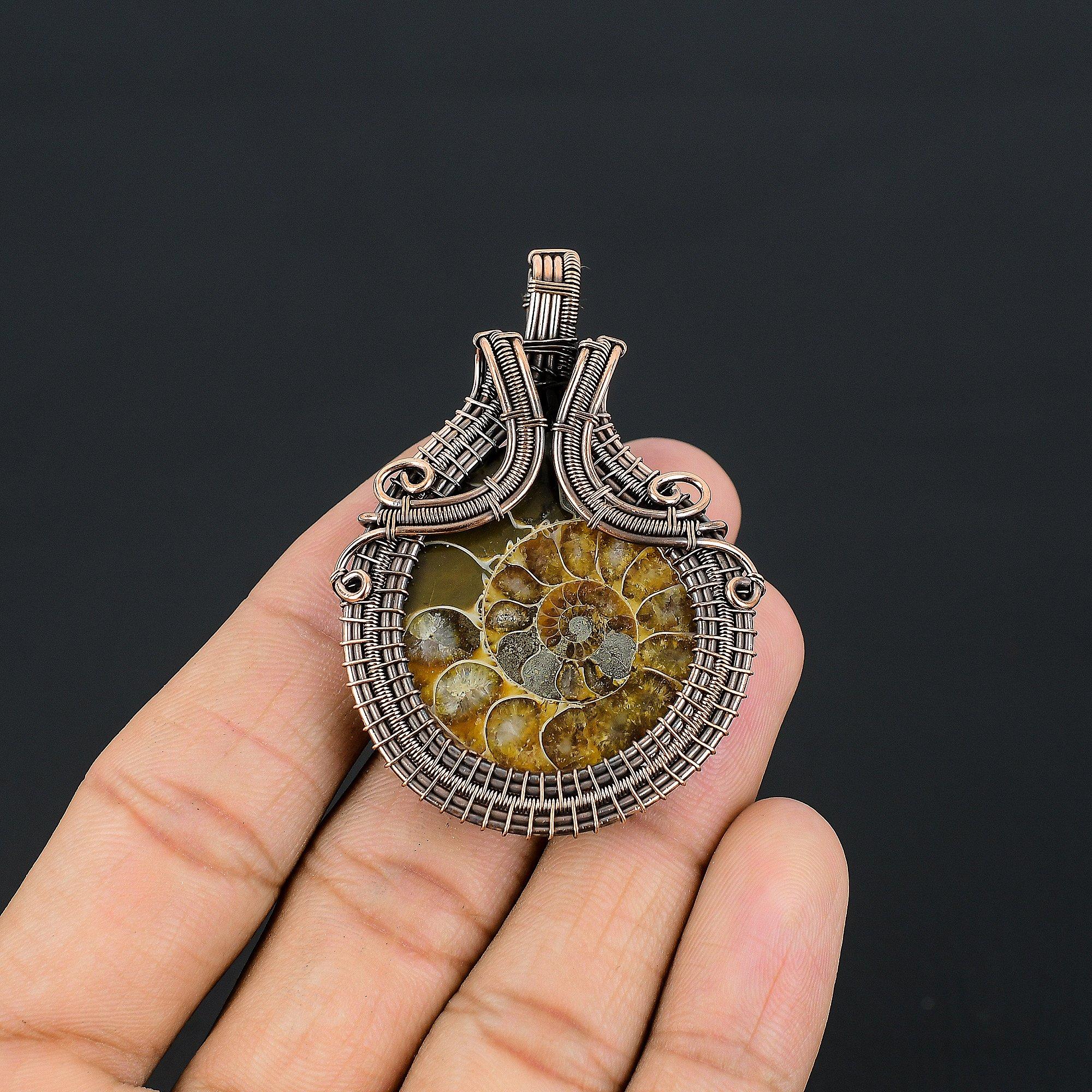 

Подвеска с окаменелостью аммонита, обернутая медной проволокой 999 пробы, подвеска из драгоценного камня ручной работы на День памяти 2.55 Inches