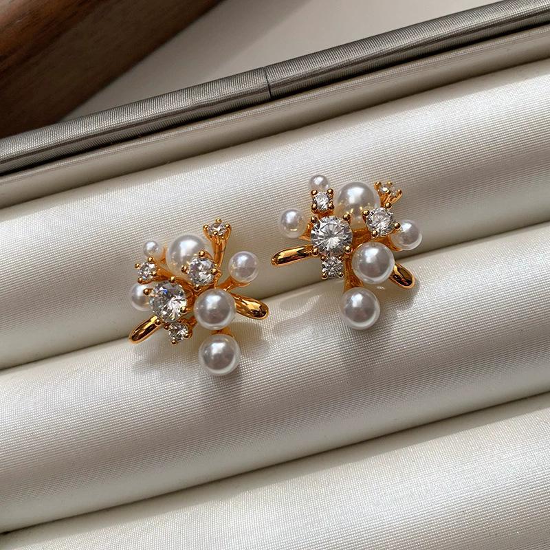 

Zhao Ruth has the same bright galaxy full of pearls, fireworks earrings, high-end niche earrings, and flowers.