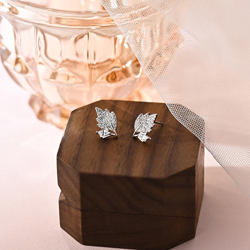 

Легкие роскошные серьги-листья с бриллиантовой инкрустацией Niche Design Sense, высококачественный и универсальный стиль для повседневных поездок на работу для женщин