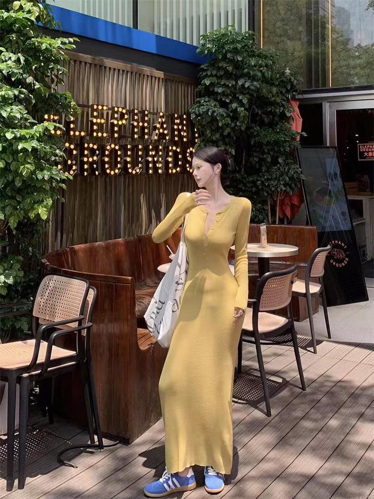 French V-Neck Slim-Fit Knitted Long-Sleeve Dress for Women - Early Autumn 2024 Waist-Cinching Hip-Hugging Style