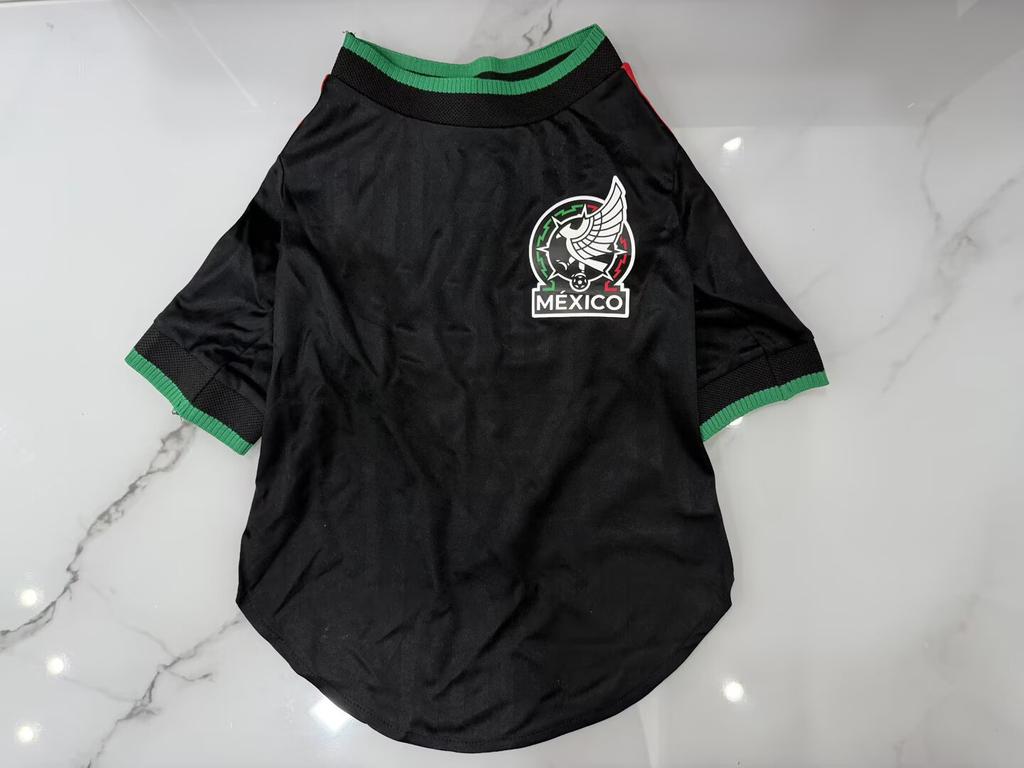 26.27 Haustier-Fußballtrikot. Spanien. Mexiko. Brasilien. Die gleichen Hundekleider für die Nationalmannschaft Weltmeisterschaft.