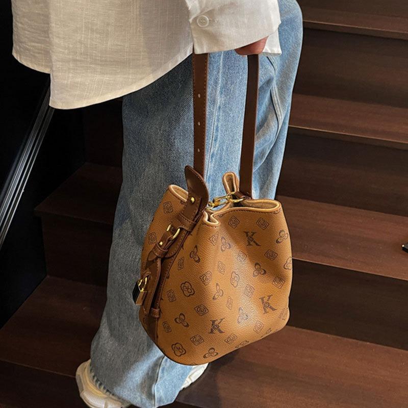 Premium Light Luxury Niche Bag Women's New Trendy Fashion Hand Carry Shoulder Bag Commuter Messenger Bucket Bag