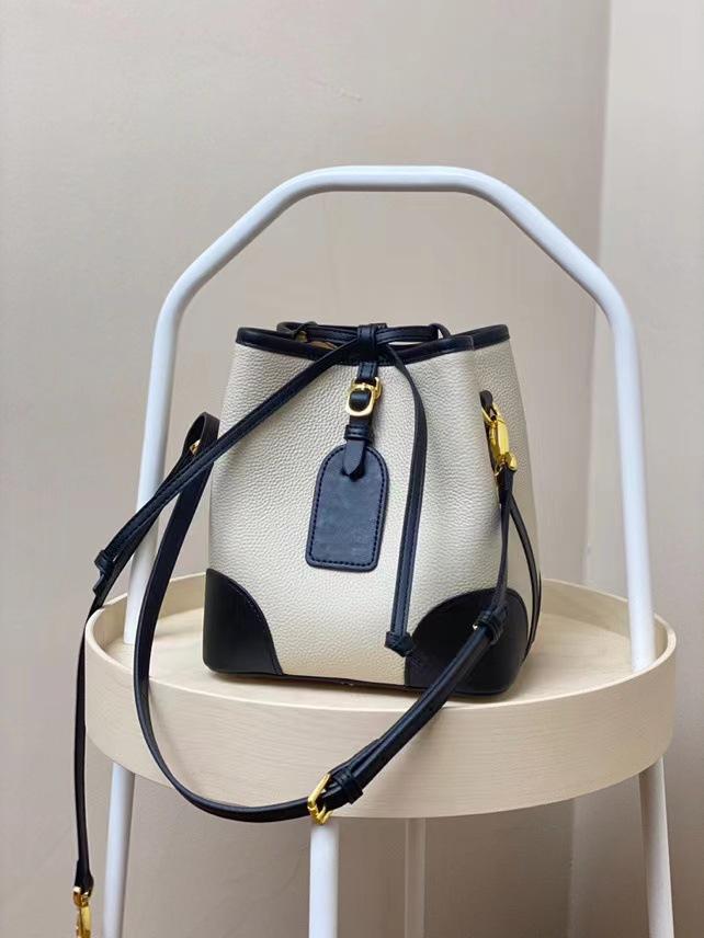 

Женская сумка из коровьей кожи первого слоя, нишевый дизайн, кожаная сумка большой вместимости для поездок на работу, модная темпераментная сумка-ведро с высоким чувством стиля