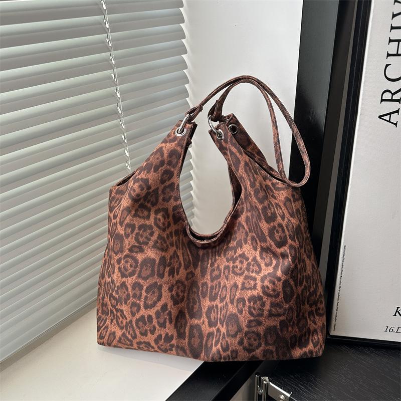 

Yogodlns Leopard Print Slouchy Bag Large Capacity Polyester Shoulder Purse Casual Handbag for Women Shopper Bag Underarm Pack 41x12.5x37cm коричневий