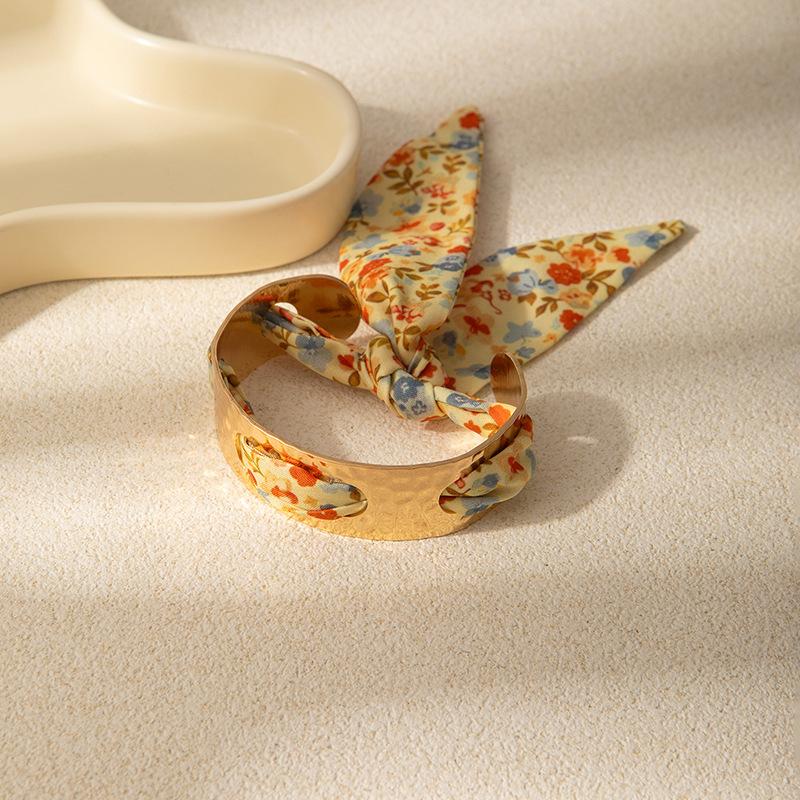 Módní Retro Barva Hedvábný Šátek Náramek Personalizovaný Kladivový Vzor Zlatý Otevřený Náramek Dámský Designový Smysl Exotické Šperky