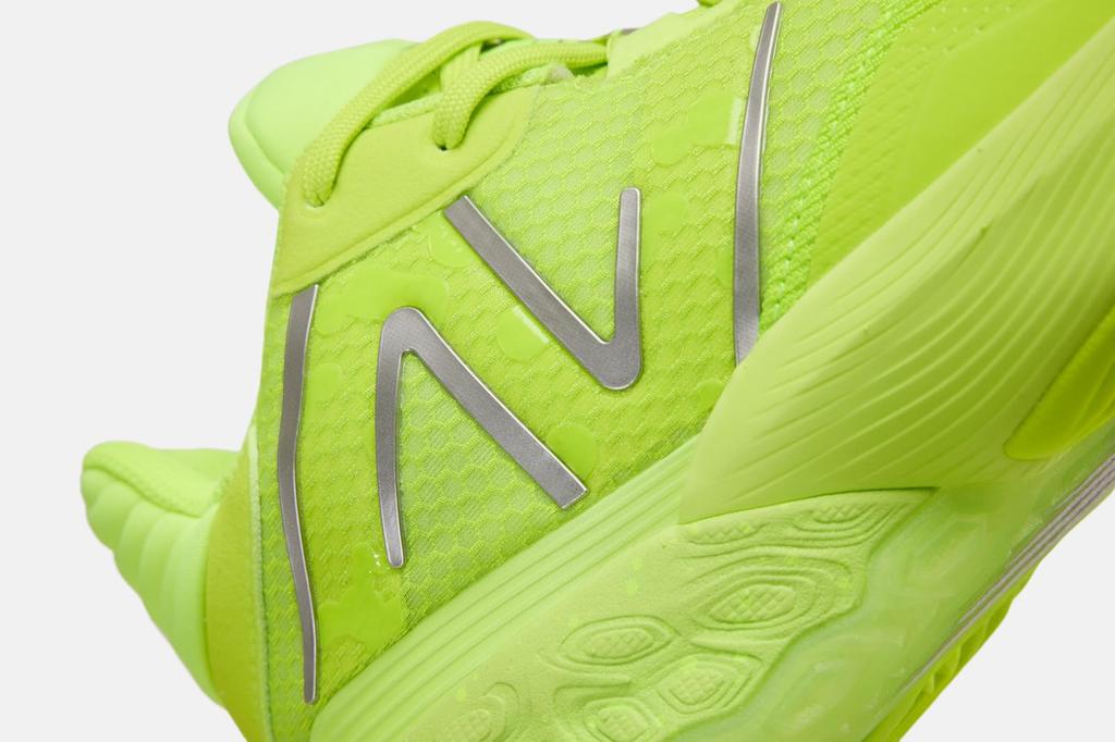 New Balance FuelCell TWO WXY V4 Basketball Shoes NR4 Size 2E (BB2WY), Lightweight, Wide, (HILITE), 27.0 Cm,