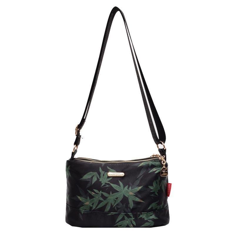 

Зимняя новая южнокорейская шелковая сумка для мамы, сумка через плечо для среднего возраста, модная многослойная атмосферная холщовая сумка для тещи, женская сумка через плечо Small чёрный