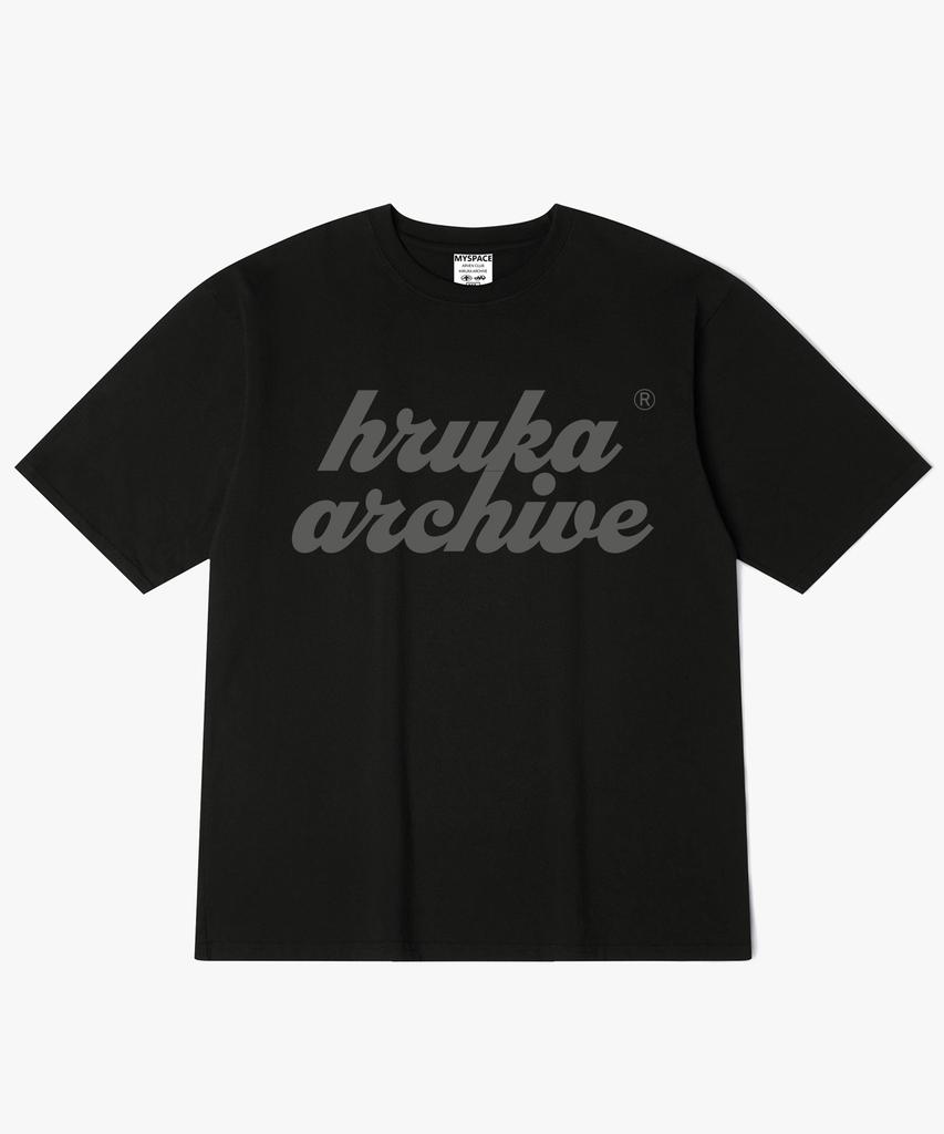 Hilukaakaibeu Overlap Charcoal Logo Short Sleeve T-Shirt