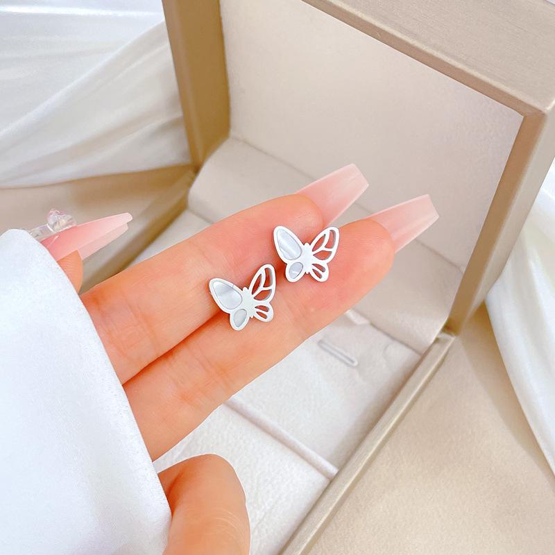 Cercei minimaliști tip stud din oțel titan cu sidef și trifoi cu patru foi - Design androgin pentru temperament individual și eleganță de banchet.