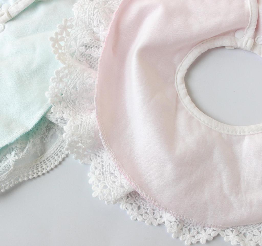 Dekoratif Yakalı Zarif Bebek Dantel Önlük ve Su Geçirmez Şal