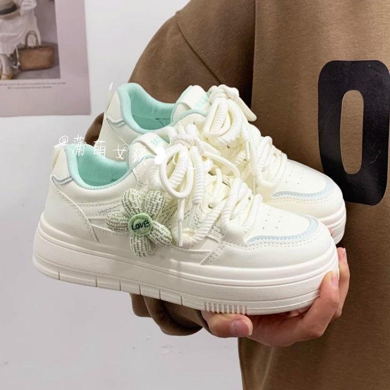 

2025 весна и осень новые популярные маленькие белые туфли детские платформа ученики средней школы кампус универсальные шикарные спортивные и повседневные кеды 40