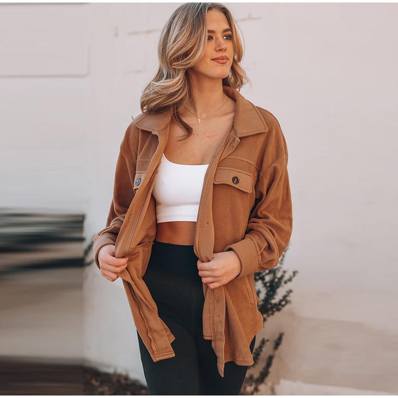 Осенне-зимняя женская флисовая куртка с длинным рукавом и лацканами — фото 14