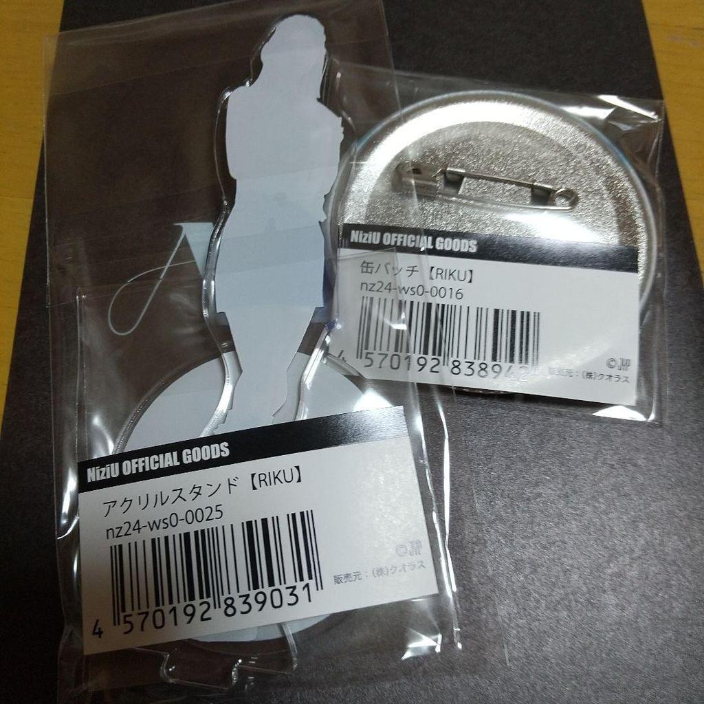 [USED] NiziU Riku Badge & Acrylic Stand