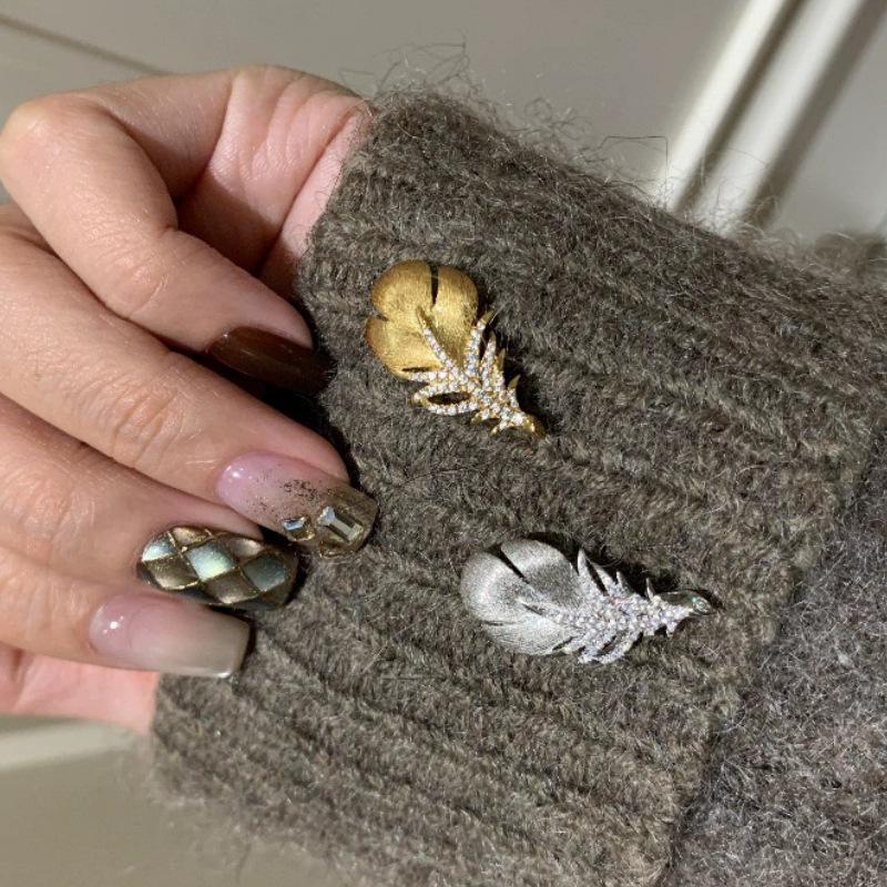 French Retro Rhinestone Feather Brooch: Vintage High-End Style Fashion Accessory