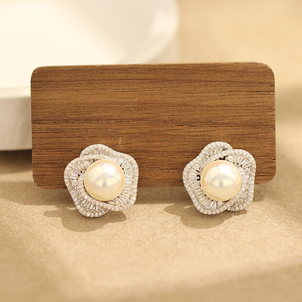 Exquisite and Elegant Diamond-set Rose Earrings, Temperament Versatile Pearl Earrings, Pierless Triangular Ear Clips, Women's Earrings.