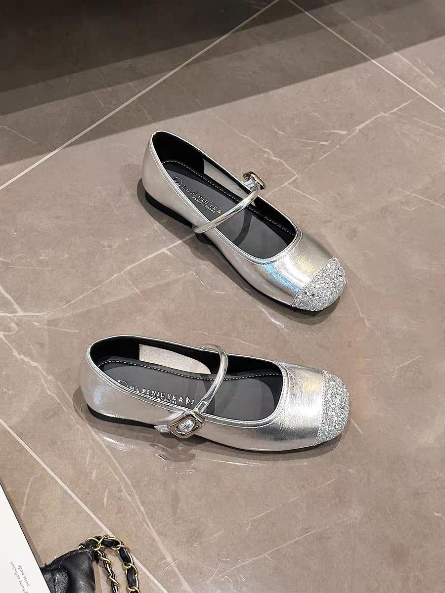 

Корейская версия туфель Мэри Джейн, женские летние винтажные туфли, нишевый дизайн, боковая часть с пряжкой, неглубокий носок, одинарные туфли 35 серебряный