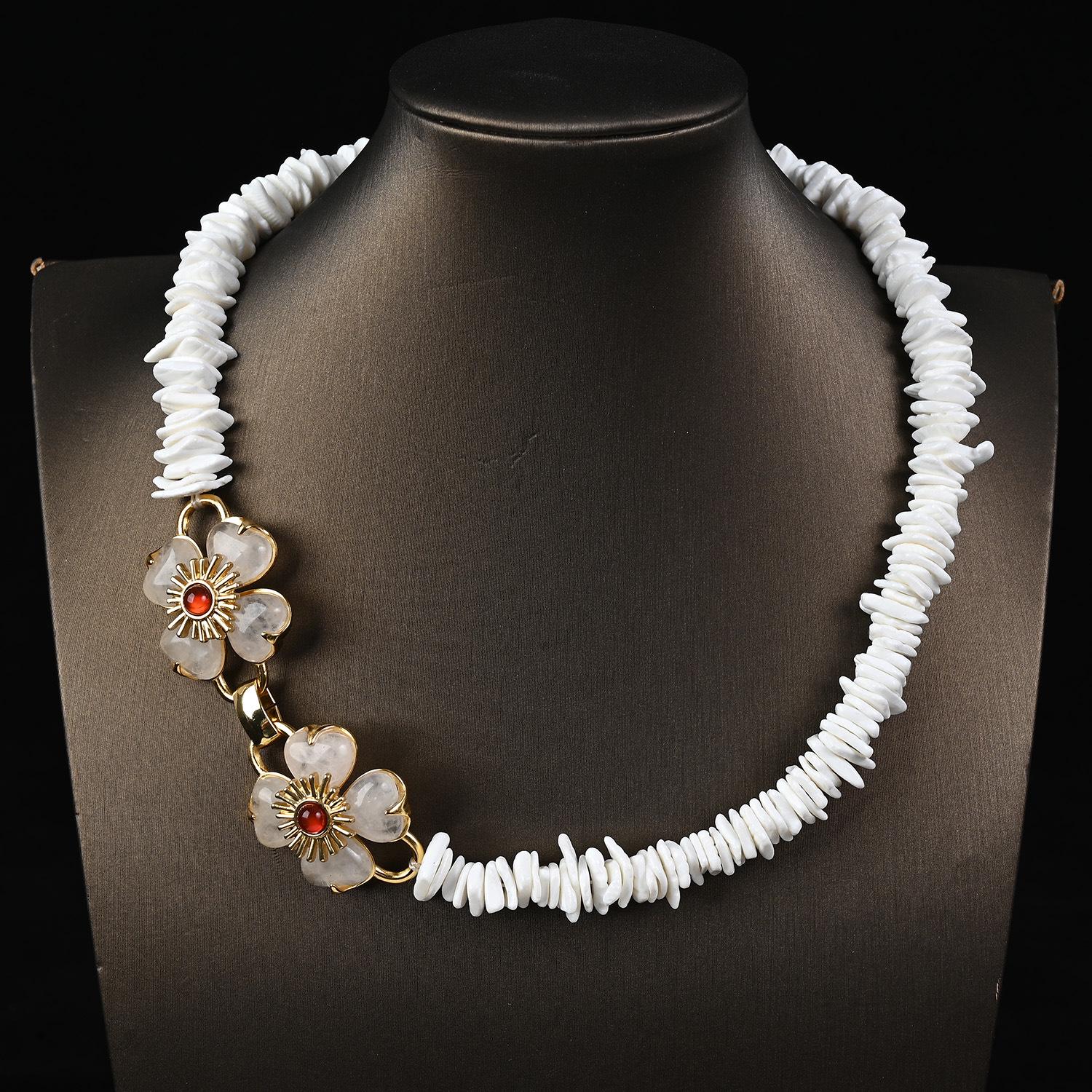 

Luxury Rose Quartz & Shell Necklace Set with Irregular Floral Design for Women белый
