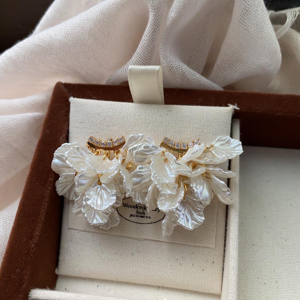 Multi-layer three-dimensional petal flower stud earrings, simple temperament, retro elegance, natural softness, daily high-end earrings