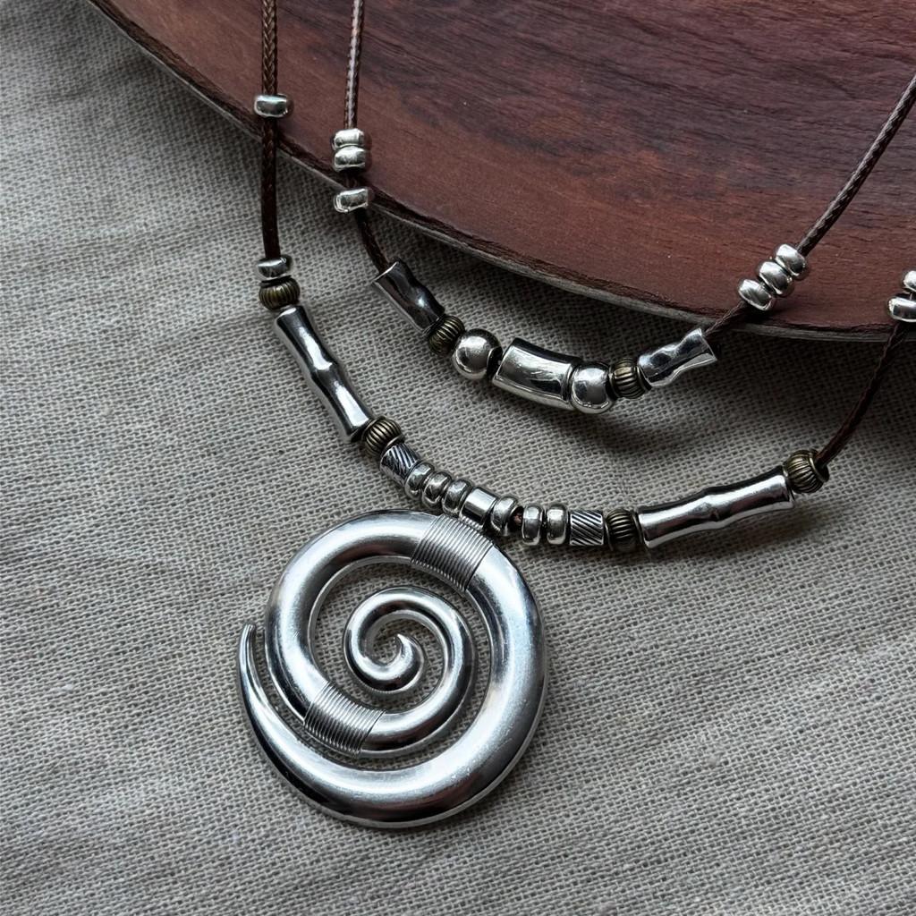 Collana con Ciondolo a Spirale Bohemien con Design Geometrico in Lega per Donne e Uomini