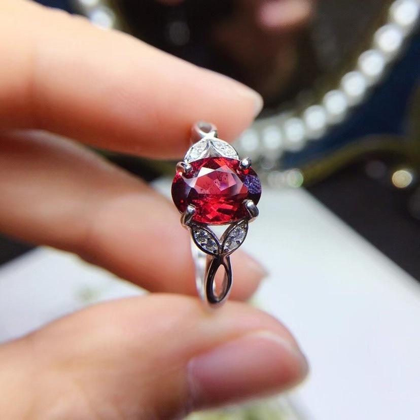 Elegantní prsten s oválným granátem z červeného drahokamu - Dámský trendy niche design pro svatby
