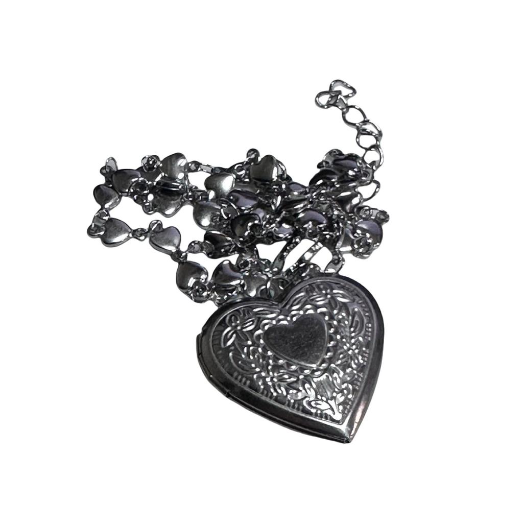 Heart Locket Necklace Intricate Carvings Pendant Necklace Vintage Heart Photo Box Necklace for Fashionable Women Girls