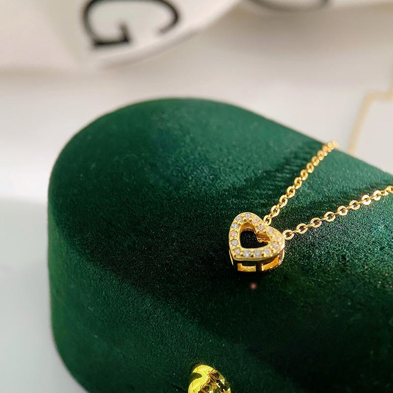 Sweet Hollow Out Love Necklace for Women, Luxurious and Niche Mini Collarbone Chain, High-end Feeling