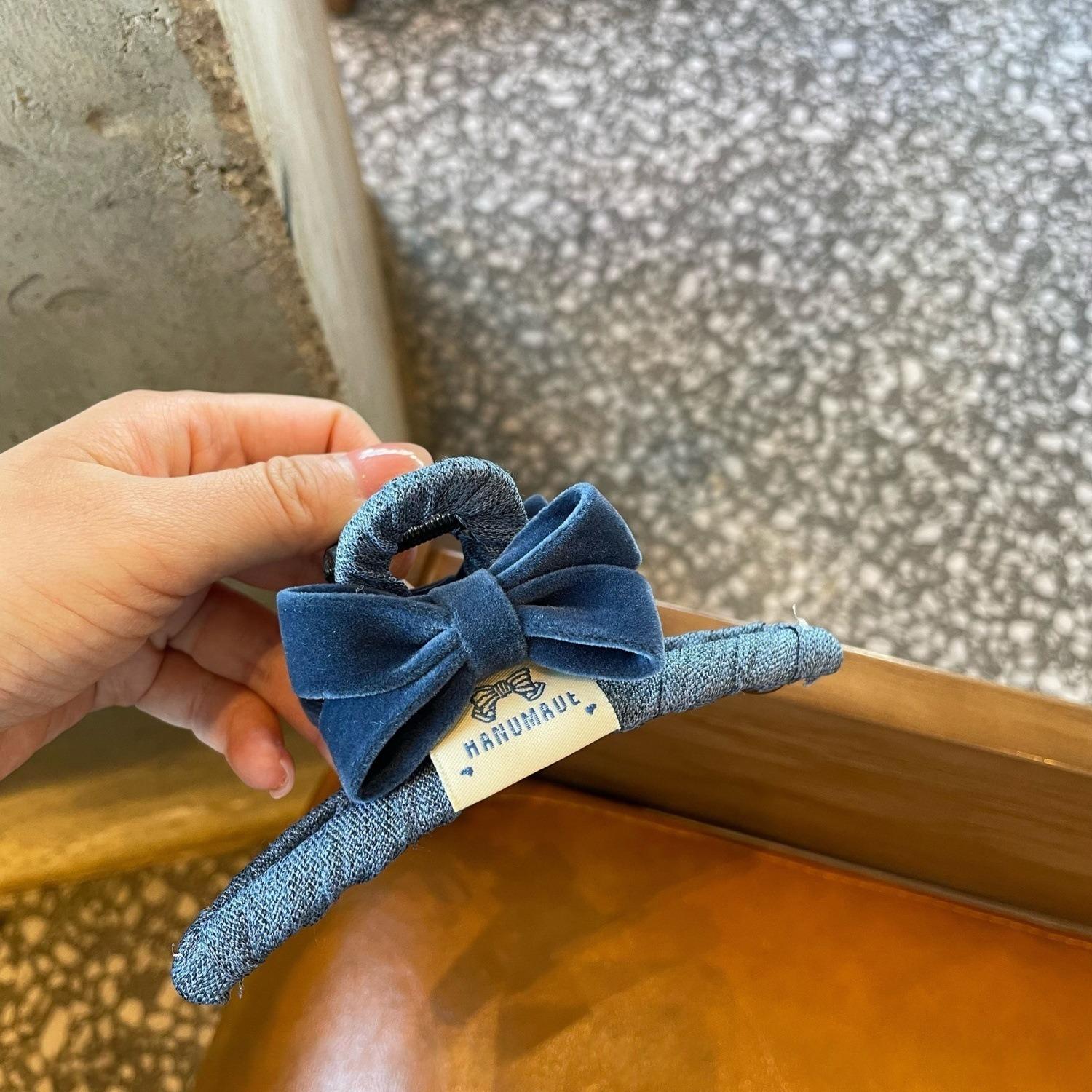 

Vintage Velvet Bow Shark Clip Fabric Splicing Hair Grab Art Light Luxury Style High Headtop Disc Hair Rear Headpiece Headpiece