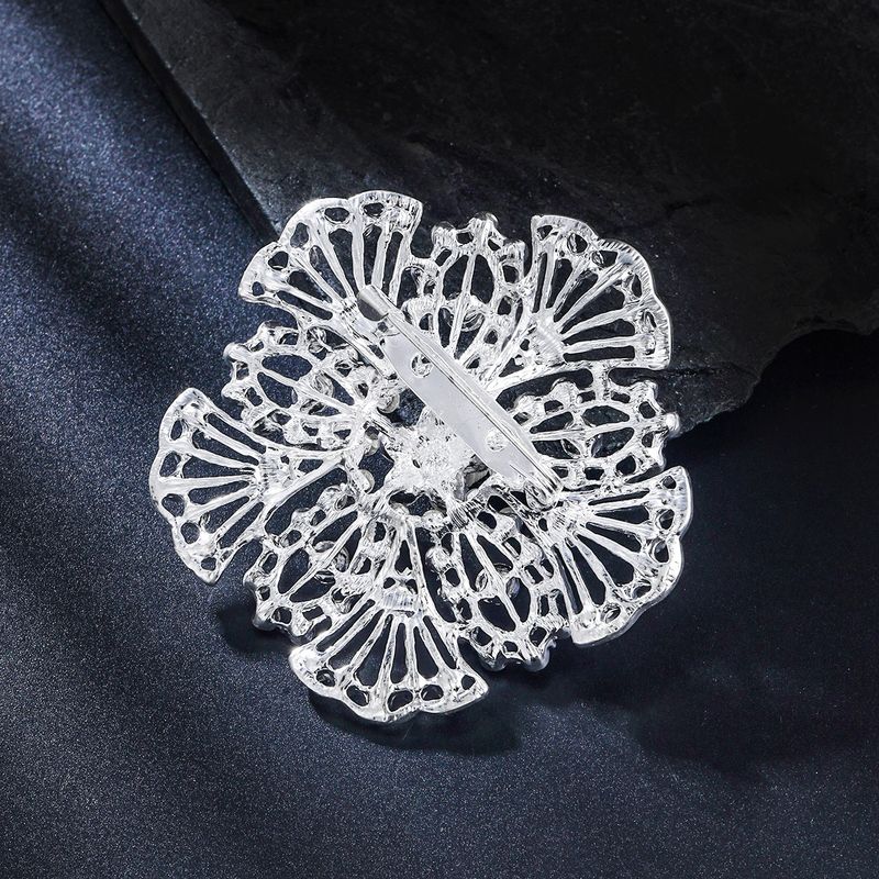 Vintage European and American Rhinestone Flower Brooch for Women, Elegant and Luxurious, Suitable for Suits, Coats, and Jackets, Brooch Accessory