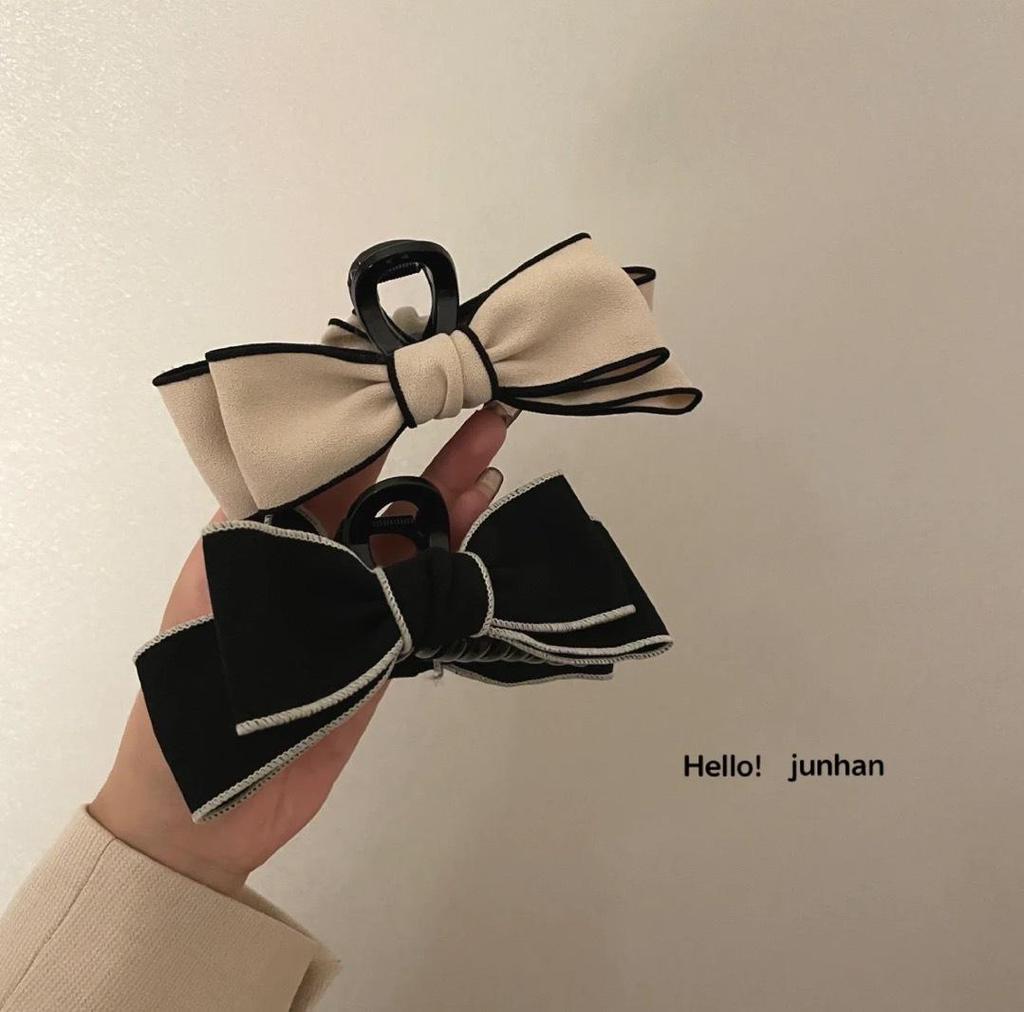 Korean INS Temperament Black & White Bow Shark Hair Clip - Sweet Large Claw for Girls